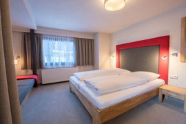 Schlafzimmer des Apartments "Godn Leni" © Lukas Budimaier Schlafzimmer des Apartments "Godn Leni"