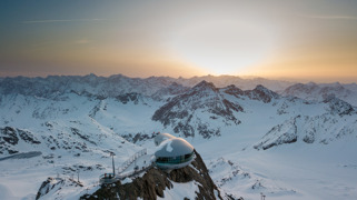Café 3440 mit Blick auf die umliegenden Dreitausender Gipfel
