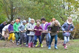 Kinder beim Pflügen © Astrid Hohla Kinder beim Pflügen