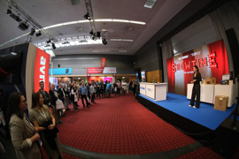 Messebesucher Ingram Micro TOP vor Bühne mit Moderation © Putz & Stingl/Markus Schneidhofer Messebesucher Ingram Micro TOP vor Bühne mit Moderation