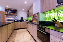 Frühstücksraum/Gästeküche © Peter Kühnl Frühstücksraum/Gästeküche