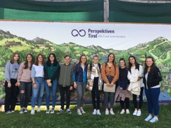 Ausgestattet mit mobilen Messgeräten an ihren Rucksäcken, beteiligen sich die Schüler:innen der 1a am Citizen Science Projekt „Messung der Luftqualität auf dem Schulweg“. © HLW Lienz Ausgestattet mit mobilen Messgeräten an ihren Rucksäcken, beteiligen sich die Schüler:innen der 1a am Citizen Science Projekt „Messung der Luftqualität auf dem Schulweg“.