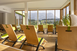 Nachhaltig entspannen im lichtdurchfluteten Ruheraum mit Panoramablick auf die Tiroler Bergwelt. © Alex Gretter Nachhaltig entspannen im lichtdurchfluteten Ruheraum mit Panoramablick auf die Tiroler Bergwelt.