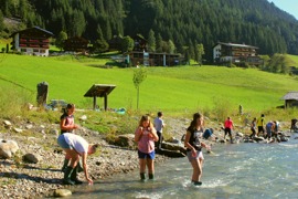 Kinder forschen am Fluss, in der Bildmitte das Haus des Wassers © Nationalpark Hohe Tauern, Brigitte Eckle Kinder forschen am Fluss, in der Bildmitte das Haus des Wassers
