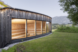 Die Außensauna mit großzügiger Glasfront bietet freien Blick in die Natur und wurde in Holzbauweise realisiert. Sie ist Teil des bewusst naturnah gestalteten Wellnessbereichs. © Alex Gretter Die Außensauna mit großzügiger Glasfront bietet freien Blick in die Natur und wurde in Holzbauweise realisiert. Sie ist Teil des bewusst naturnah gestalteten Wellnessbereichs.