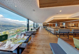 Panorama-Bar im Hotel Schütterhof - Ausblick auf Schladming und den Dachstein © Hotel Schütterhof GmbH, Fotograf: Sven Posch Panorama-Bar im Hotel Schütterhof - Ausblick auf Schladming und den Dachstein