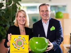 Putz und Stingl Geschäftsführung mit Umweltzeichen und Apfel © Putz & Stingl/Gregor Nesvadba Putz und Stingl Geschäftsführung mit Umweltzeichen und Apfel