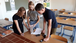Schülerinnen und Schüler beim Messen der Beleuchtungsstärke