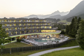 Panoramalage auf dem Hochplateau von Bad Häring – DAS SIEBEN verbindet Wellness, Natur und Nachhaltigkeit inmitten der Tiroler Bergwelt. © Alex Gretter Panoramalage auf dem Hochplateau von Bad Häring – DAS SIEBEN verbindet Wellness, Natur und Nachhaltigkeit inmitten der Tiroler Bergwelt.