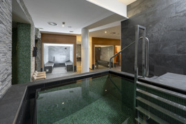 Modern gestalteter Wellnessbereich mit Dampfbad und Kaltwasserbecken – betrieben mit energieeffizienter Technik. © Alex Gretter Modern gestalteter Wellnessbereich mit Dampfbad und Kaltwasserbecken – betrieben mit energieeffizienter Technik.