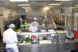 Während der Produktion © Betriebsküche d. Amtes d. OÖ Landesregierung Während der Produktion