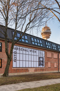 Bacxhsteingebäude mit Plakatwand und FOTO ARSENAL WIEN Logo