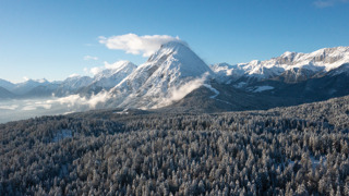 Blick auf das Wildmoos, die Hohe Munde, Wetersteingebirge, Gaistal und Inntal im Winter - Luftaufnahme © Tessa Mellinger, Region Seefeld Blick auf das Wildmoos, die Hohe Munde, Wetersteingebirge, Gaistal und Inntal im Winter - Luftaufnahme
