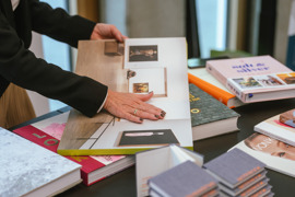 Hand streicht über Buch