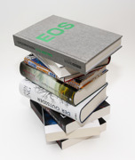 Bücherturm mit EOS-Musterbuch on top