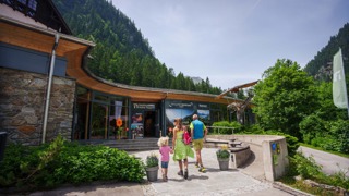 Besucher betreten das barrierefreie BIOS Nationalparkzentrum in Mallnitz © Deutschländer Roube Besucher betreten das barrierefreie BIOS Nationalparkzentrum in Mallnitz