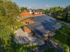 Das MOMENT mit seinem Photovoltaik-Dach © Stephan Mussil Das MOMENT mit seinem Photovoltaik-Dach