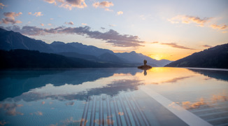 Infinity Pool im Wellnesshotel Schütterhof in Schladming Sonnenaufgang © Hotel Schütterhof GmbH, Fotograf: Harald Steiner Infinity Pool im Wellnesshotel Schütterhof in Schladming Sonnenaufgang
