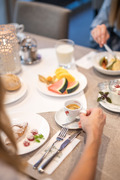 Frühstückstisch mit Essen und Trinken © Lisa Klingler Frühstückstisch mit Essen und Trinken