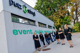 Team von Putz und Stingl vor Gebäude © Putz & Stingl/Christian Husar Team von Putz und Stingl vor Gebäude