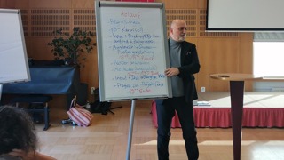 Referent der ÖGPB mit Flipchart © ÖGPB Referent der ÖGPB mit Flipchart