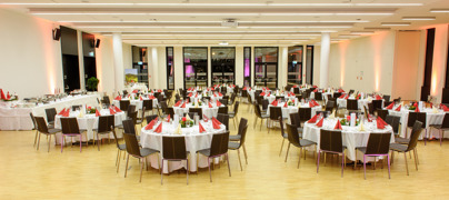 Veranstaltungssaal des IMC Krems in Bankett-Raumstellung © IMC Hochschule für Angewandte Wissenschaften Krems GmbH Veranstaltungssaal des IMC Krems in Bankett-Raumstellung
