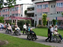Spaziergang mit BewohnerInnen © NÖ Pflege- und Betreuungszentrum Pottendorf Spaziergang mit BewohnerInnen