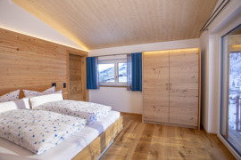 Haus Andrea Schlafzimmer mit Zirbenwand © © Frank Drechsel/ alpin.photo Haus Andrea Schlafzimmer mit Zirbenwand