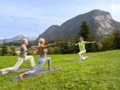 Achtsame Bewegung in der Natur – Energie tanken mit Blick auf die Tiroler Bergwelt. © Hannes Dabernig Achtsame Bewegung in der Natur – Energie tanken mit Blick auf die Tiroler Bergwelt.