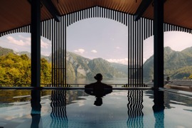 Person im Infinity Pool im Rooftop BergSPA