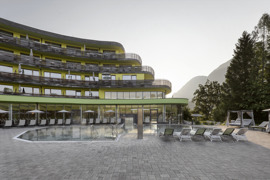 Wohltuende Stille am Morgen – Außenpool mit Bergblick. © Alex Gretter Wohltuende Stille am Morgen – Außenpool mit Bergblick.