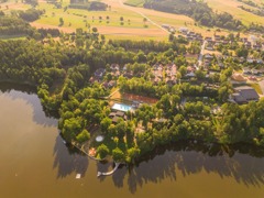 Gesamtareal mit MOMENT, Theater- und Feriendorf, Dorfwirt und Strandbad Litschau aus der Vogelperspektive © Stephan Mussil Gesamtareal mit MOMENT, Theater- und Feriendorf, Dorfwirt und Strandbad Litschau aus der Vogelperspektive