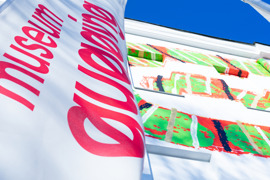 Das museum gugging mit Fahne © NÖ Museum Betriebs GmbH, Ludwig Schedl Das museum gugging mit Fahne