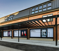 Backsteingebäude mit 3 Plakatwänden