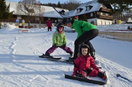 Ponyhof Kinderskikurs © "Der Ponyhof" Familienhotel und Reiterparadies GesmbH & Co KG Ponyhof Kinderskikurs