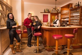 Bar und hausgemachte Liköre aus eigenen Gartenkräutern © Foto Wolkersdorfer Bar und hausgemachte Liköre aus eigenen Gartenkräutern