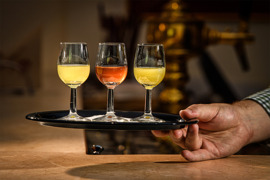 Bar und hausgemachte Liköre aus eigenen Gartenkräutern © Foto Wolkersdorfer Bar und hausgemachte Liköre aus eigenen Gartenkräutern