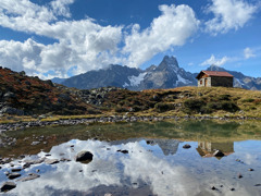 Luibisböden im Sommer. Kleine Steinhütte vor einem Bergsee.