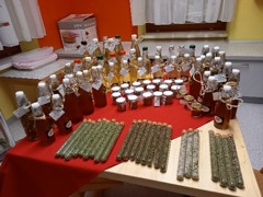 gemeinsam mit den Kindern hergestellte Produkte aus dem Kräutergarten © Kindergarten der Marktgemeinde Mooskirchen gemeinsam mit den Kindern hergestellte Produkte aus dem Kräutergarten