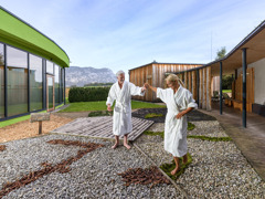 Barfußpfad mit Naturmaterialien – achtsame Bewegung und sinnliche Wahrnehmung im Freien. © Hannes Dabernig Barfußpfad mit Naturmaterialien – achtsame Bewegung und sinnliche Wahrnehmung im Freien.