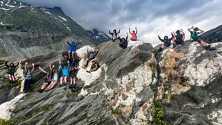 Die Nationalpark Junior Ranger sitzen nahe dem Pasterzengletscher auf einem riesigen Felsen © NPHT-Karoline Winkler Die Nationalpark Junior Ranger sitzen nahe dem Pasterzengletscher auf einem riesigen Felsen