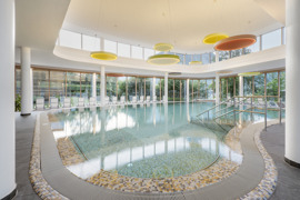 Innenpool mit Weitblick – lichtdurchflutet & modern © Alex Gretter Innenpool mit Weitblick – lichtdurchflutet & modern