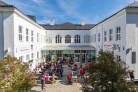 museum gugging Außenansicht, Innenhof © NÖ Museum Betriebs GmbH, Ludwig Schedl museum gugging Außenansicht, Innenhof