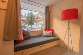 Zimmer Kategorie ALPIN - gemütliche Sitzecke mit großzügigem Lesefenster © Lukas Budimaier Zimmer Kategorie ALPIN - gemütliche Sitzecke mit großzügigem Lesefenster