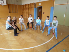 höhenverstellbare Einbeinhocker bzw. Indooreisstöcke aus ausgeschiedenen Krücken © Volksschule St. Stefan am Walde höhenverstellbare Einbeinhocker bzw. Indooreisstöcke aus ausgeschiedenen Krücken