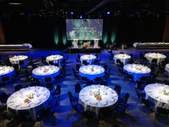 Der große Saal des MOMENT festlich inszeniert © Theater- und Feriendorf Königsleitn Der große Saal des MOMENT festlich inszeniert