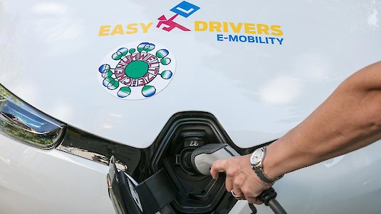 Elektroauto beim "auftanken" Elektroauto beim "auftanken"