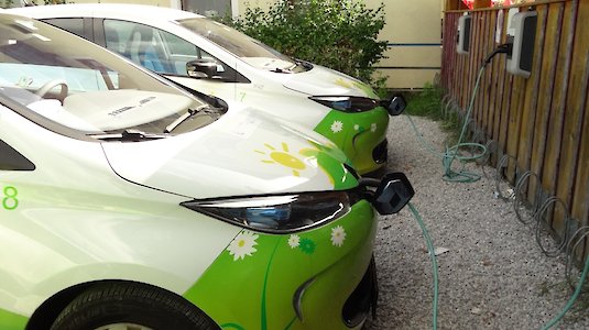 Carsharing Autos beim Strom Tanken Carsharing Autos beim Strom Tanken