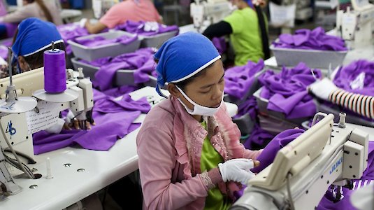 Frau bei Verarbeitung von Bekleidung Frau bei Verarbeitung von Bekleidung