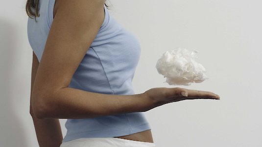 Frau mit Faserflocke in der Hand Frau mit Faserflocke in der Hand